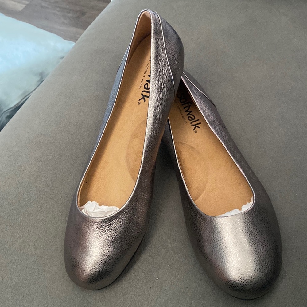 New Without Box SoftWalk Sonoma Flats in Platinum Size 10